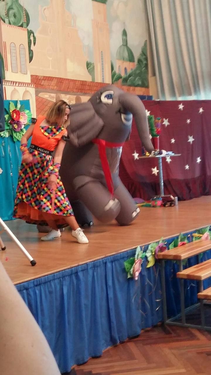 Циркова вистава зі слоником
